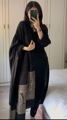 Pakistani Women Dresses, Stile Hijab, Pakistani Fashion Casual, Casual Indian Fashion, Salwar Kamiz, Trendy Dress Outfits, Simple Pakistani Dresses