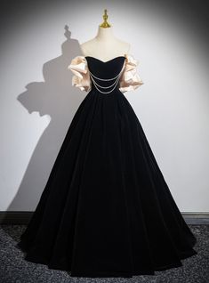 Prom Dress Inspo Princess, Black Coronation Dress, Beautiful Black Gown, Vintage Prom Dresses Black, Prom Gala Dresses, Princess Dresses Simple, Black Royal Dress Aesthetic, Aesthetic Royal Dress, Gala Dress Ideas