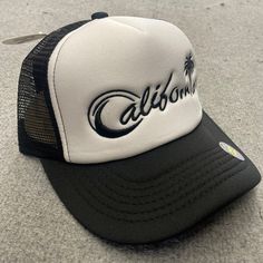 Vintage California Black Foam Trucker Souvenir Tourist Cali Hat Cap Sz: One Size White Trucker Baseball Cap For Beach, Black Trucker Hat With Curved Bill For Beach, Black Curved Bill Trucker Hat For Beach, Beach Trucker Snapback Hat With Short Brim, Beach Hats With Letter Print In Black, Black Letter Print Beach Hat, White Trucker Hat With Letter Print For Vacation, White Letter Print Trucker Hat For Vacation, Beach Trucker Hat With Short Brim