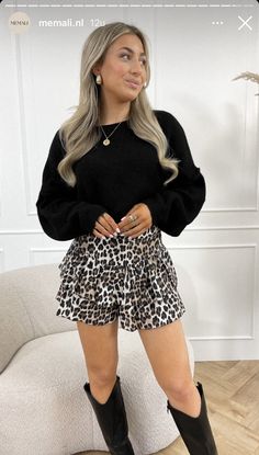 Leopard Skirt, Miniskirt Outfits, Elegant Skirt, Dinner Outfits, Winter Fashion Outfits, Elegant Outfit, Outfits Ideas, Winter Style, Skirt Outfits