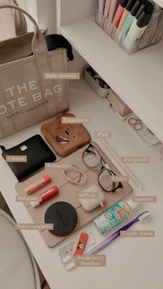 Whats In My Bag Summer Edition, Inside Of My Bag, Organized Purse And Bags, Office Bag Essentials Women, Rush Bag Essentials, What To Put In Your Tote Bag, Concert Bag Essentials, What In My Bag School, Whats In My Uni Bag