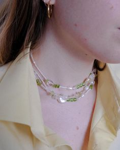 Collier Firenze Ce collier est fait à la main avec amour. Composé de perles verte, transparentes et blanches. Il est élégant et coloré. Parfait pour être porté aussi bien en été qu'en hiver, il ajoutera une note sophistiquée à votre tenue, que ce soit avec une petite robe ou un pull douillet. Chaque collier est réalisé avec des perles upcyclées, incluant des perles d'eau douce, des perles colorées et naturelles. Le design unique et non symétrique de chaque pièce garantit un équilibre esthétique. Green Glass Necklace For Party, Elegant Green Glass Necklaces, White Glass Wedding Necklaces, White Glass Wedding Necklace, Elegant Handmade Clear Beaded Necklaces, Elegant White Glass Beaded Necklaces, Elegant White Glass Beaded Necklace, Beaded Necklaces, Beaded Necklace