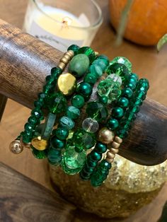 Green metal , stone and glass beads Green Diy Bracelet, Natural Stone Accessories, Memory Wire Bracelets Tutorial, Trendy Jewelry Ideas, Wire Bracelet Tutorial, Jewel Making, Memory Wire Jewelry, Green Beaded Bracelets, Stone Accessories