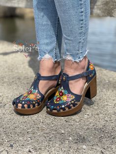 Let your shoes be the star of the show when you wear these beautiful Artisanal Mexican Heels! These premium quality heels are made from Mexican leather, feature a beautiful hand painted floral design, block heels and has a quarter strap with a buckle closure. These are the highest quality in Artisanal leather shoes. They are completely made by hand and painted by hand, making them one of a kind! How to order your size: Example, If you wear a size 7.5 order a 7. If you are a size 7 order a 7. The Floral High Heels, Modern Sandals, Open Toe High Heels, Pu Heels, Platform High Heels, Retro Print, Sandals Brands, Brown Shoe, Rubber Heels