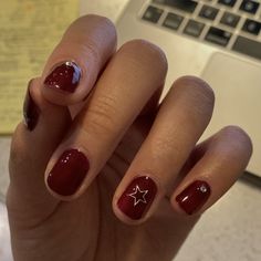 fall nails, nails for fall, nail inspo, short nails, red, red nails inspo, fall 2023, gilmore girls nails, classy nails, nail inspiration, nail photo, nail art, nail ideas 2023 Dark Red Gel Nails Short, Gilmore Girls Nails, Fall Nail Inspo Short, Photo Nail Art, Short Nails Red, Nail Inspo Short Nails, Nails Inspo Fall, Red Nails Inspo, Nail Inspo Short