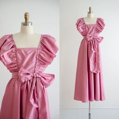 A very 80s bubblegum pink taffeta party dress, with ruffled elastic straps that can be pushed off-shoulder, if desired. It has a fitted bodice with a huge bowtie at the waist, and a very full, flowy skirt. ☛   m e a s u r e m e n t s   ☚ Best for: XS Bust: 33 Waist: 26 Hips: free Length, neckline to hem: 53 ☛   d e t a i l s   ☚ Era: 1980s Material: nylon, cotton Brand: Dance Allure Condition: excellent ☛   v i s i t   t h e   s h o p   ☚ https://etsy.me/2Nd23kg ☛ instagram ┇ poppycockvintage ☛ Pink Taffeta Party Dress, Pink Taffeta Dress With Ruffles, Pink Taffeta Summer Dress, Pink Taffeta Dress For Summer, Summer Pink Taffeta Dress, Pink Party Dress, Pink Party Dresses, Rose Bonbon, 80s Outfit