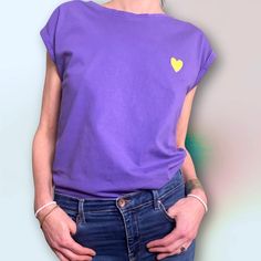 Casual purple t-shirt with rolled up sleeves. A small neon yellow heart is printed on the front. Loose and straight cut, with a round neckline. The heart is a digital print. Cool neon yellow. Nice light fabric quality. broad shoulders Roll-up sleeves. PRINT. HEART. NEON YELLOW Made from 100% cotton ⇢⇢ COLORS: * PURPLE Simply select your desired color from the variations. * * * ⇢⇢ DIMENSIONS for SIZE M: Armpit width: 50 cm * * * ⇢⇢ MATERIAL COMPOSITION: 100% COTTON ⇢⇢ DELIVERY TIME AND OTHER SIZE Relaxed Fit Heart Print T-shirt For Summer, Trendy Cotton T-shirt With Heart Print, Everyday Cotton T-shirt With Rolled Sleeves, Cotton T-shirt With Rolled Sleeves For Everyday, Heart Print Relaxed Fit Short Sleeve Tops, Summer Cotton T-shirt With Heart Print, Summer Heart Print Short Sleeve T-shirt, Everyday Cotton Tops With Heart Graphic, Everyday Cotton Top With Heart Graphic