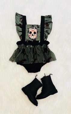 Emo Nursery Ideas, Goth Baby Aesthetic, Goth Baby Stuff, Goth Maternity Outfits, Goth Pregnancy, Goth Baby Shower Ideas, Punk Maternity, Goth Baby Nursery