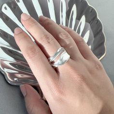 The silver ring curves like a flowing wave, with smooth, polished surfaces catching light. Its elegant rise and fall mimic ocean waves, creating a fluid, organic shape that wraps gracefully around the finger. Handmade by Japanese Artist - Yuki IG: yukisaki_art One size fits all. Sliver Ring, Silver Casting, Japanese Artists, Ring Vintage, Organic Shapes, Stackable Rings, Ocean Waves, Vintage Stil, Vintage Rings