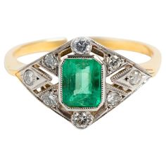 A pristine piece showcasing a stunning Emerald from the 1900's. This on trend 'art deco' style ring is set in 18K Yellow Gold with est .Weight, .70ct emerald stone and est .0.20ct in diamonds. This ring comes in UK size O / US size 7.25. Art Deco Emerald, Pretty Wedding Dresses, Trending Art, Art Deco Stil, Ring Art Deco, Estilo Art Deco, 18k Yellow Gold Ring, Emerald Stone, Pretty Wedding