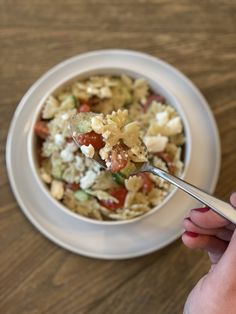 Nothing screams summer cookout side dish to me quite like this easy and flavorful Greek Pasta Salad recipe. Combining creamy feta with tangy Greek vinaigrette and fresh produce, this is a perfect dish for a hot summer day. Summer Cookout Side Dishes, Greek Pasta Salad Recipe, Family Breakfast Recipes, Greek Pasta Salad, Greek Vinaigrette, Cookout Side Dishes, Creamy Feta, Greek Salad Pasta, Greek Pasta