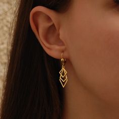 "The best version of elegant geometric dangle hoop earrings in solid gold! Three dangling geometric patterns create a long pair of sensational earrings. They are lightweight and easy to wear on a daily basis, but you can wow anyone on a special occasion. Picture them in your beautiful black dress! Find out more about my shop at: https://etsy.me/3M2bjEd PRODUCT DETAILS * Material: 925 Sterling Silver, 14K Solid Gold (real solid gold, no gold-filled or no gold plated material) * Choice of Gold Color: Yellow Gold, Rose Gold, White Gold * Location: Earlobe * Drop Length: 15 mm * Closure: Leverback * Style: Minimalist * It is sold as a pair. Thinking of gifting? Elevate your order with our Christmas Gift Wrap option! 🎁 Buy from here! https://www.etsy.com/listing/1580219719/ M O R E  F R O M  U Cheap Gold Danglers For Festive Occasions, Location Names, Beautiful Black Dress, Dainty Hoop Earrings, Dangle Hoop Earrings, Solid Gold Earrings, Earrings Geometric, Star Map, Leverback Earrings