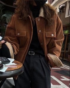 Brown Cardigan Outfit Winter, Dark Academia Outfit, Dark Academia Fashion, Academia Fashion, Cute Fall Outfits, Winter Jackets Women, Casual Style Outfits, Looks Vintage, Retro Outfits