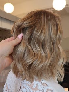 Mais recente   Fotos  cabelo cacheado mel  Dicas,  #cabelo #cabelocacheadomel #cacheado #dicas #Fotos #Mais #mel #recente, 30+ penteados bonitos #cabelo Encontre os penteados e cortes de cabelo mais bonitos para mulheres, de balayage a ombre. Tem vontade p apostar no cabelo cacheado curto , mas acha que essa combinaçãe não dá certo? Então saiba que você está completamente enganada, viu?! Trouxe... Rambut Brunette, Oval Face Hairstyles, Hair Done, Hair 2018, Honey Hair, Beautiful Hairstyles