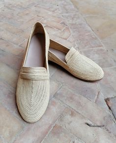 Handmade natural raffia women moccasins Cowhide sole Color: natural raffia ALL ORDERS ARE NOW SHIPPED VIA ARAMEX EXPRESS WORLDWIDE (please include a phone number at checkout, as required by the carrier). If you are not sure of your size, please contact me so I can help you. Wholesale opportunities We also make wholesale sales at exceptional prices. Custom and custom orders You want a tailor-made item contact us directly and make your wish come true. Summer Loafers With Woven Sole, Chic Beige Loafers With Woven Sole, Handmade Casual Mules, Handwoven Mules For Spring, Summer Beach Loafers With Leather Sole, Natural Straw Mules, Chic Beige Summer Loafers, Beige Jute Espadrilles With Woven Sole, Beach Loafers With Rubber Sole And Closed Toe