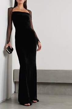 Ralph Lauren Channels Classical Hollywood Glamour! Column Silhouette. Viscose Silk Elastane. Concealed Zip with Hook-and-Eye Closure. Made in Italy. 파티 드레스, Chique Outfits, Velvet Gown, Black Dress Outfits, Winter Party Dress, Gala Dresses, Ralph Lauren Collection, Glam Dresses, Mode Inspiration