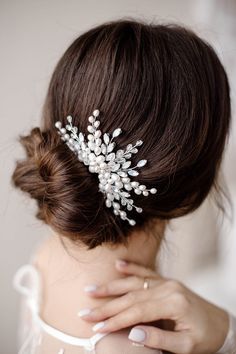 Ольга Алферова | ВКонтакте White Wedding Hair, Bridal Accessories Headpieces, Floral Wedding Hair, Hair Comb Bridal, Beaded Hair, Bridal Accessories Jewelry, Wedding Hair Comb, Saint Petersburg Russia