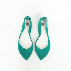 "These ballet flats in emerald green will add a stylish touch to all of you outfit! They are very soft, like an hug on your feet! With their low heel and their super comfortable fitting, they'll easily become your fav pair of shoes! ► Made to order ballet flats, I will be delighted to personally handcraft a pair of ballet flats especially for you! ► Upper in buttery soft Emerald Green Aqua Italian leather suede ► Available in many colors, browse through my shop and let me know your favorite one, Elegant Green Low Heel Flats, Casual Green Pointed Toe Flats, Chic Green Round Toe Flats, Spring Green Ballet Flats With Round Toe, Green Round Toe Ballet Flats, Elegant Green Flats For Summer, Green Ballet Flats With Flat Heel, Green Low Heel Flats For Spring, Green Pointed Toe Flats For Summer