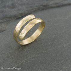 A minimalist gold wrap around thumb ring with a hammered finish. This is an open ring, so it is adjustable. It can be worn as a toe or knuckle / midi ring.  Material: Brass One size fits all. *Nickel- free For more toe & knuckle rings- https://www.etsy.com/shop/Umanativedesign?section_id=17028060&ref=shopsection_leftnav_7   Check out our shop- https://www.etsy.com/shop/Umanativedesign?ref=shopsection_shophome_leftnav All of our Umanative Design jewelry are hand made with love <3 Thank you for vi Gold Toe Rings, Western Earrings, Gold Wrap, Knuckle Ring, Hammered Rings, Midi Ring, Thumb Ring, Knuckle Rings, Midi Rings