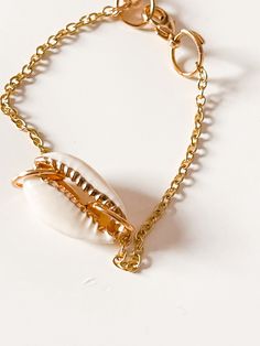 Bring in the essence of the ocean with the Seashell Chain Bracelet. Love the daintiness of the chain pairing well the delicate seashell. Easily wear this with a bracelet stack or on its own for a chic/elegant look.  - Seashell Pendant/ Charm  - Dainty Chain - Extra chain length with a clasp Beach Jewelry With Adjustable Chain Bracelet, Dainty Adjustable Bracelet For Beach, Dainty Adjustable Chain Bracelet For Beach, Adjustable Chain Bracelet For Beach, Dainty Adjustable Beach Bracelet, Dainty Bracelet With Adjustable Chain, Elegant Vacation Jewelry With Lobster Clasp, Elegant Shell Bracelet As A Gift, Elegant Shell-shaped Bracelet As A Gift