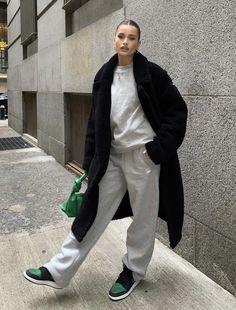 Oversized Sweatpants Outfit, Basketball Game Outfit Women, Lexi Wood, Basketball Game Outfit, Japan Outfits, Simple Winter Outfits, Oversized Sweatpants