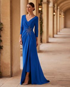 2000 Outfits, Blue Mother Of The Bride, Dresses V Neck, Bride And Groom Outfit, Moroccan Wedding, Groom Outfit, Mothers Dresses, Straight Dress