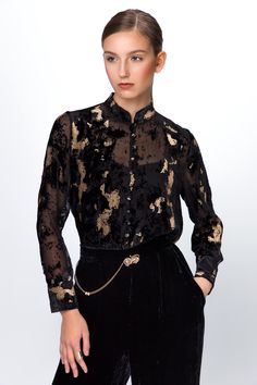 Introducing our luxury blouse crafted from silk devoré in a sophisticated black color with a stunning gold foil detail. This exquisite piece features a delicate texture and subtle sheen that highlights your elegance. The standout feature of this blouse is the buttons on airy loops, adding a unique charm and a refined touch. Perfect for creating elegant looks, this blouse is an ideal choice for special occasions where you want to showcase your refined taste and impeccable style. Blouse Collar, Blouse With Long Sleeves, Blouse Designer, Evening Blouses, Blouse Silk, Gold Blouse, Gold Luxury, Velvet Blouses, Standing Collar