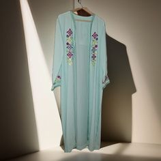 Découvrez notre magnifique kimono traditionnel marocain, méticuleusement fait à la main dans un somptueux bleu profond. Chaque pièce est un chef-d'œuvre d'artisanat, combinant des techniques ancestrales et des motifs authentiques. Ce kimono en tissu de haute qualité allie confort et élégance, parfait pour ajouter une touche de culture et de sophistication à votre garde-robe. Blue Abaya For Eid, Long Blue Abaya For Eid, Blue Long Abaya For Eid, Blue Long Sleeve Agbada For Eid, Blue Bohemian Kurta With Traditional Drape, Spring Blue Long Sleeve Abaya, Blue Agbada With Dabka Detail, Traditional Blue Long Sleeve Agbada, Traditional Open Front Kaftan For Festivals