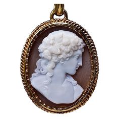 Expensive Necklaces, Vintage Chain Necklace, Gold Locket Necklace, Cameo Jewelry, Gold Locket, Gold Picture Frames, Feather Pendant, Silver Work, Locket Necklace