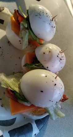 an egg, tomato and lettuce sandwich on a plate