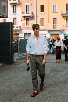 Milan Outfit Ideas, Gentleman Style Summer, Milan Outfits, Printemps Street Style, Mens Street Style Summer, Italian Mens Fashion, Mens Fashion Week Street Style, Italian Fashion Street, Milan Men's Fashion Week