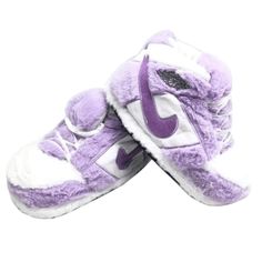 Sneaker Slippers in Light Purple Look – Comfy adult AJ slippers for men and women Plush Shoes, Personalized Slippers, Fluffy Shoes, Sneaker Lovers, Lightweight Sneakers, Sneaker Slippers, Winter Sneakers, Plush Fabric, Sneaker Collection