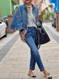 Poncho Outfit, Cape Outfit, Casual Denim Shirt, Over 50 Womens Fashion, Autumn Fashion Casual, Denim Coat, Mode Inspiration, Casual Denim, Denim Outfit