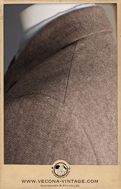 "This masterpiece of traditional craftsmanship shows an authentic 1930s silhouette. The welt pockets with pocket flaps and an inside pocket provide a lot of room for valuables and personal items. A welt chest pocket can be refined with pocket squares to achieve different looks. The fitted cut with striking shoulders, high armholes and peaked lapels completes your vintage look at its best. Made from finest merino wool in a subtle beige/brown chevron pattern this piece goes with almost all shirt c Classic Tweed Jacket With Herringbone Pattern, Vintage Tweed Jacket With Herringbone Pattern For Work, Vintage Wool Tweed Jacket With Welt Pockets, Vintage Wool Outerwear With Herringbone Pattern, Classic Brown Sport Coat With Herringbone Pattern, Vintage Wool Tweed Jacket With Herringbone Pattern, Vintage Brown Outerwear With Herringbone Pattern, Vintage Herringbone Blazer With Notch Lapel, Vintage Herringbone Tweed Jacket