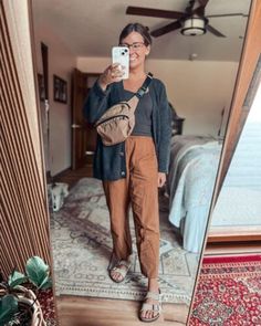 Mom Style Jeans Outfit, Midsize Free People, 2024 Casual Style, Outdoorsy Business Casual, Layered Neutrals Outfit, Simple Mom Outfits Casual, Outdoor Mom Style, Outdoorsy Mom Style, Loose Jeans Outfit Fall