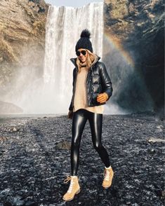 Cloudy Outfit, Black Beanie Outfit, Leather Leggings Winter, Outfits Mit Leggings, Iceland Fashion, Ireland 2023, Mode Au Ski, Valentina Ferragni, Outfits Leggins