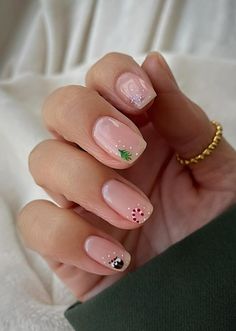 Simple christmas nail art. winter nail ideas. classic christmas nails short. Christmas Gel, Tree Nails, Cute Christmas Nails, Christmas Nails Easy, Winter Nails Acrylic, Christmas Gel Nails, Simple Gel Nails, Minimal Nails, Basic Nails