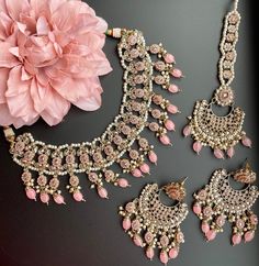 This is a beautiful Choker that comes with a set of earrings and maangtika. Can be worn on any outfit or for a bridal look as its a complete set. Comes in 2 colors - Pastel Pink and Beige Pastel Kundan Jewellery, Pink Desi Jewelry, Pink Indian Jewelry, Pastel Pink Jewelry, Shaadi Jewelry, Bridal Indian Jewelry, Desi Jewellery, Fudgy Cake, Couleur Rose Pastel