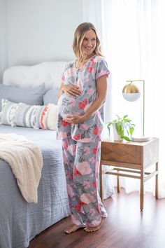 🌸Maternity Nursing Pajamas Ready To Ship From CT! You order will ship within 1 - 2 business days. 👉Please choose your pre pregnancy size in the drop down menu. ✔️95% cotton / 5% spandex ✔️machine washable ✔️elasticated waistband ✔️front snaps for easy breastfeeding access ✔️beautiful piping around pants and top ✔️2 in 1 Maternity & Nursing From baby bump to nursing mom! This pretty Maternity / Nursing Pajama Set is designed to make you feel gorgeous, yet comfortable & stylish as your b Maternity Pjs, Maternity Pajama Set, Baby Boy Swaddle, Pregnancy Hospital Bag, Nursing Pajama Set, Maternity Nursing Pajamas, Nursing Pajamas, Floral Pajama Set