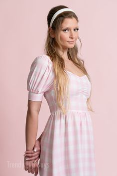 Rosa Gingham-Kleid, Pin-up-Kleid, Babydoll-Kleid, Barbie-Puppen-inspiriertes Kleid, Retro-Kleid, Kleid im Vintage-Stil, Kleid im 50er-Jahre-Stil, Vintage-inspiriert

 Entworfen in Kalifornien, maßgeschneiderte Handarbeit im Ausland, auf Bestellung gefertigt

 Material: 100 % leichtes Polyester
 
Ich wollte ein Kleid entwerfen, das schlicht ist, aber eine Retro-Atmosphäre der 50er Jahre versprüht, daher dieser niedliche rosa Gingham-Musterdruck. Sehr stark inspiriert von den Kleidern im Pin-up-Stil der 50er Jahre, auch wenn ich damals noch nicht geboren war. Auch dieses Kleid wurde vom neuen Barbie-Film inspiriert und bringt das bezaubernde rosa Gingham-Muster zurück! :) :)

 Es hat einen herzförmigen Ausschnitt mit Reißverschluss hinten. Aline-Rock. Puffärmel. Absolut edel und umwerfend zu Fitted Puff Sleeve Mini Dress For Picnic, Cute Short Sleeve Plaid Dress, Cute Fitted Mini-length Plaid Dress, Retro Fitted Mini Length Plaid Dress, Retro Fitted Mini Plaid Dress, Cute Fitted Plaid Mini Dress, Cute Fitted Midi Dress With Square Neck, Retro Fitted Plaid Mini Dress, Casual Pink Plaid Dress With Short Sleeves