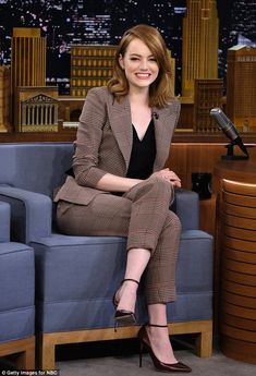 Game face! Emma Stone readied herself for a challenge on The Tonight Show With Jimmy Fallon on Thursday night Summer Business Outfits, Áo Blu, Lawyer Fashion, Fashionable Work Outfit, Professional Work Outfit, Simple Wardrobe, Corporate Attire, Alicia Vikander