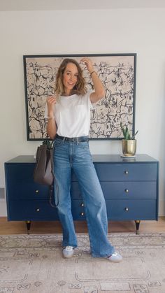 How to Style Wide Leg Jeans Wide Leg Jeans Fall, Wide Leg Jeans And Sneakers, Black Wide Leg Jeans Outfit, Wide Leg Jeans Outfit Fall, Wide Leg Jean Outfits, Styling Wide Leg Jeans, How To Style Wide Leg Jeans, Jeans And Sneakers Outfit, Summer Autumn Outfit