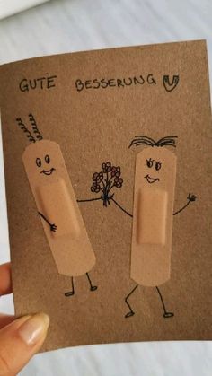 a person holding up a card with two magnets on it that say gute desserung u