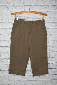 Please note: Item will have wrinkles due to storage and shipping. Columbia Cropped Capri Pants Womens Size 6 Petite Brown 28 x 17.5 Stretch Pants Womens, Cargo Shorts, Bermuda Shorts, Wrinkles, Columbia, Capri Pants, Capri, Mens Short, Bleach