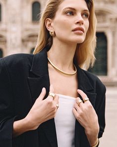 Vom Office zum Aperitivo: Wir kriegen nicht genug von den Copertino Ohrringen! Ein klassisches Knoten-Design mit sanft abgerundeten Kanten. Wir lieben diesen Klassiker besonders zusammen mit zeitlos schönen Gliederketten. Turin, Choker, Design