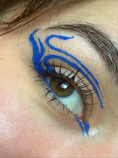 Fun Graphic Eyeliner, Eyeliner Art, Makeup Glitter, Eyeliner Styles, Makeup Eyes