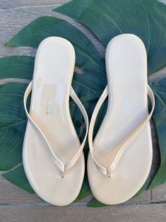 Tkees Gloss Linen Sandal | Vagabond Apparel Boutique White Flip Flops, Dinner Plans, Brazil Colors, Iconic Style, Comfort Color, Made In Brazil, Pretty Shoes, Glossy White, Summer 2024