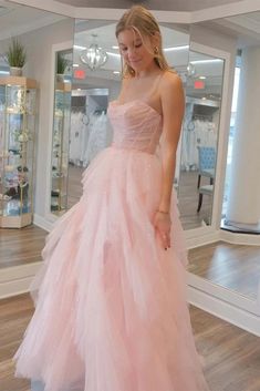 Cette superbe robe de bal rose clair présente des détails complexes de paillettes et de perles sur un tissu en tulle doux, parfait pour se démarquer lors du bal de fin d'année. Le design sans bretelles ajoute une touche d'élégance et la silhouette princesse crée une forme flatteuse. Démarquez-vous lors de votre bal de fin d'année avec cette superbe robe.

 Détail de l'article

 Tissu:Tulle
 Silhouette : A-ligne
 Manches : Sans manches
 Couleur : comme sur l'image, couleur personnalisée
 Détails du dos :Lacets

 Taille : Taille personnalisée. Veuillez vérifier attentivement notre tableau des tailles standard si vous choisissez une taille standard et assurez-vous que la taille standard vous convient bien. Votre taille. (poitrine). (taille). (hanches). (Du creux à l'ourlet). C'est très imp Light Pink Prom Dress, Ruffle Prom Dress, Formal Prom Dresses Long, Sparkly Prom Dress, Mermaid Prom Dresses Lace, Prom Dresses Long Pink, Strapless Prom Dresses, Stunning Prom Dresses, Pink Prom Dress