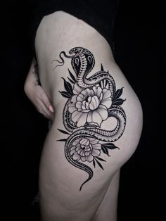 Legs Tattoos For Women, Tattoos On Hip, Tattoo Pierna Mujer, Girls Tattoo Ideas, Dragon Spine Tattoo, Lower Stomach Tattoos For Women, Hip Tattoo Ideas, Floral Hip Tattoo