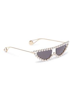 Gucci's retro-inspired cat-eye sunglasses have slender gold-tone metal frames that are outlined in lustrous faux pearls and tipped with the label's signature mono Expensive Sunglasses, Metallic Sunglasses, Pearl Frame, Arnette Sunglasses, Look 80s, Accessories Outfit, Gucci Baby, Daughter Jewelry, Trendy Sunglasses